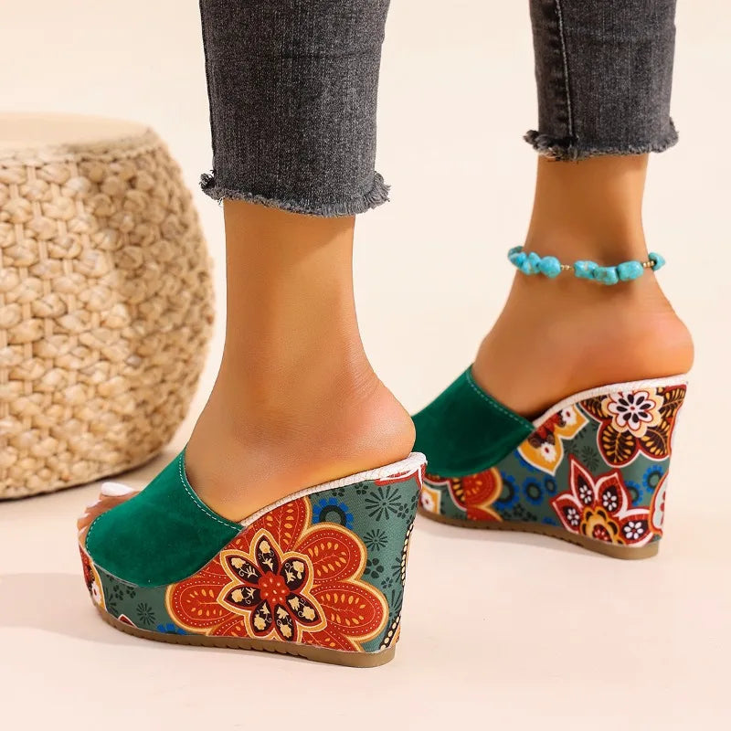 Elegancki welurowy sandał na koturnie boho lato
