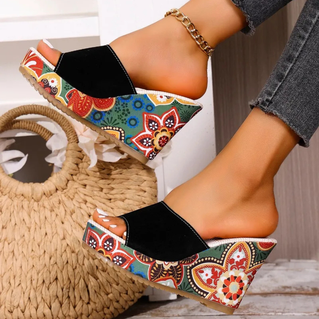 Elegancki welurowy sandał na koturnie boho lato