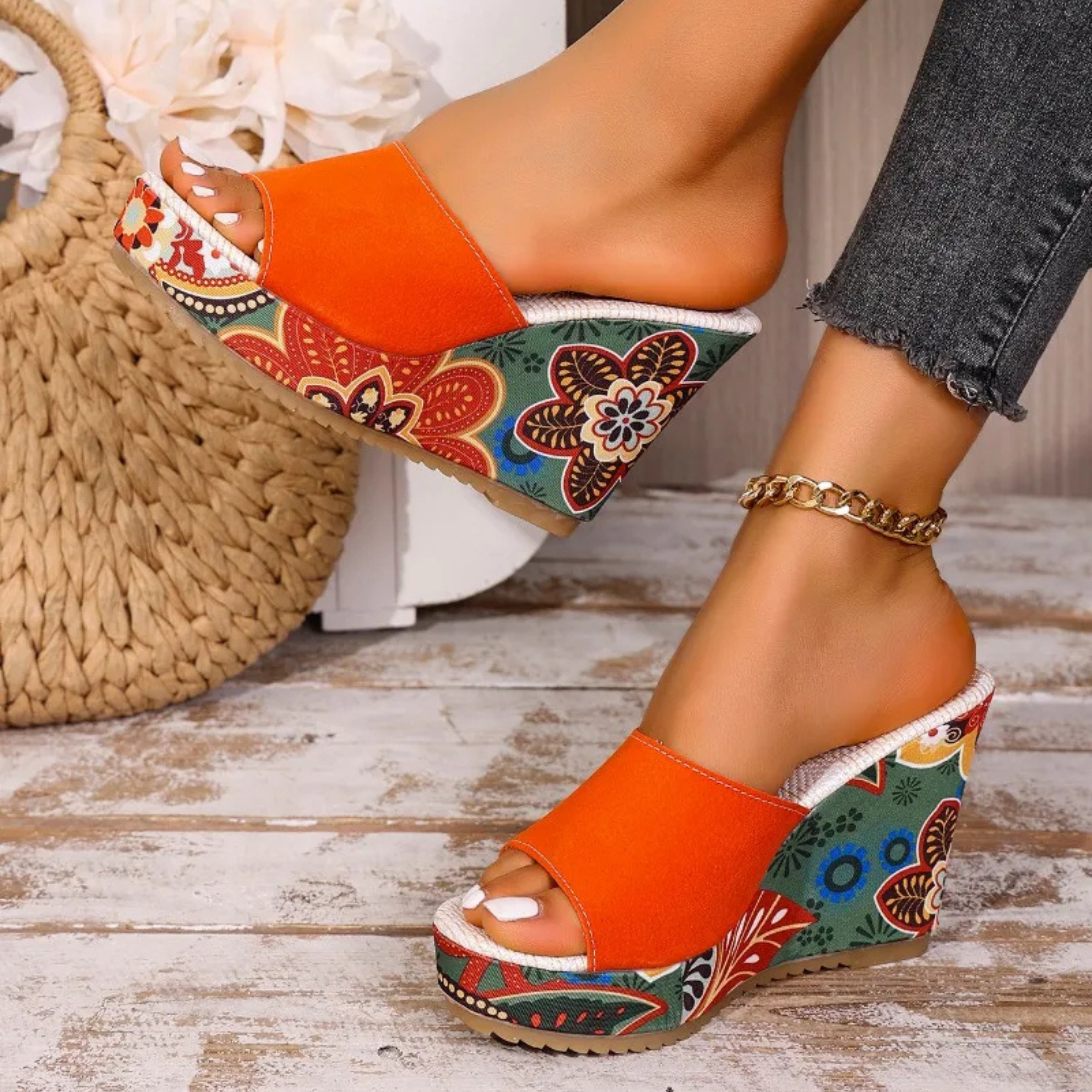 Elegancki welurowy sandał na koturnie boho lato
