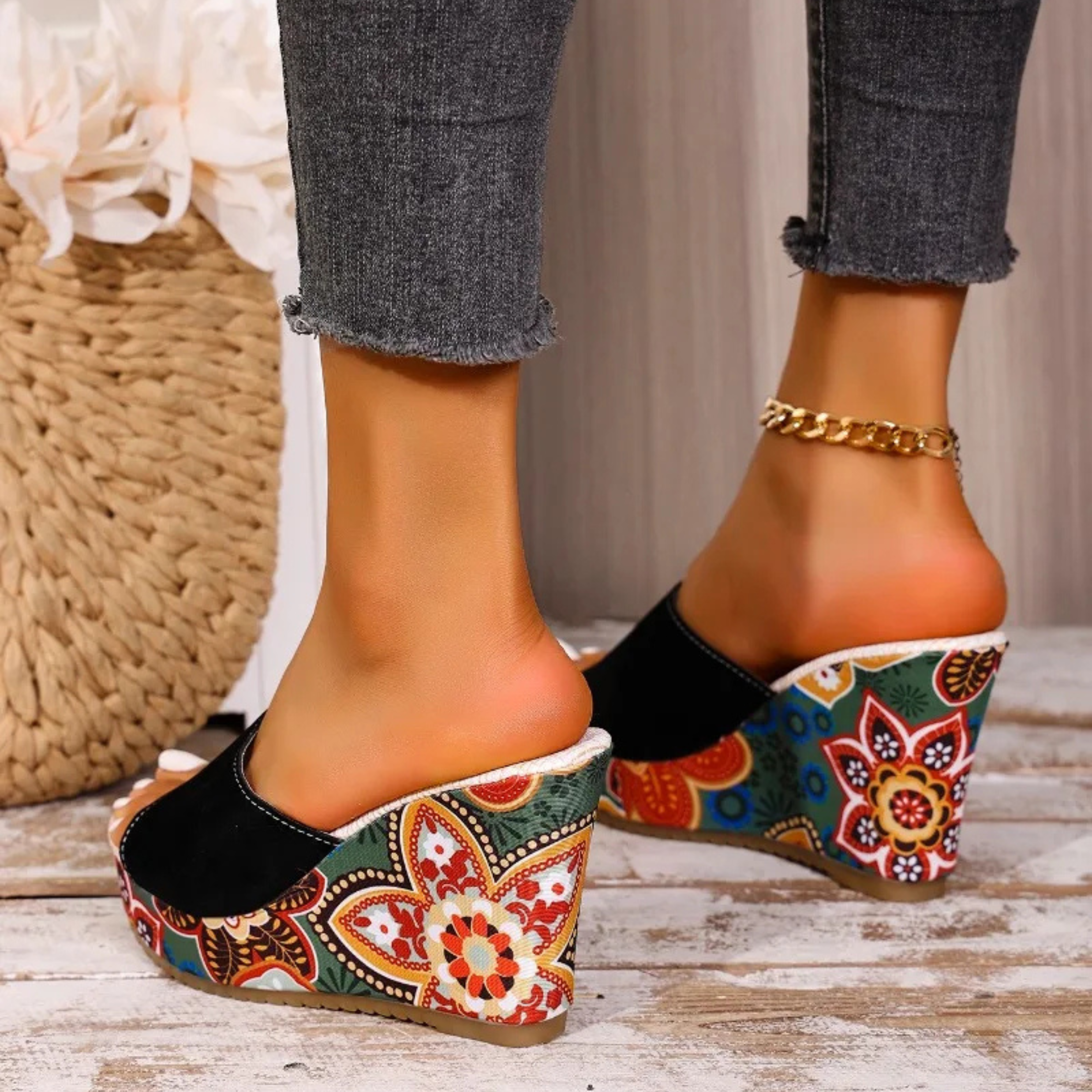 Elegancki welurowy sandał na koturnie boho lato
