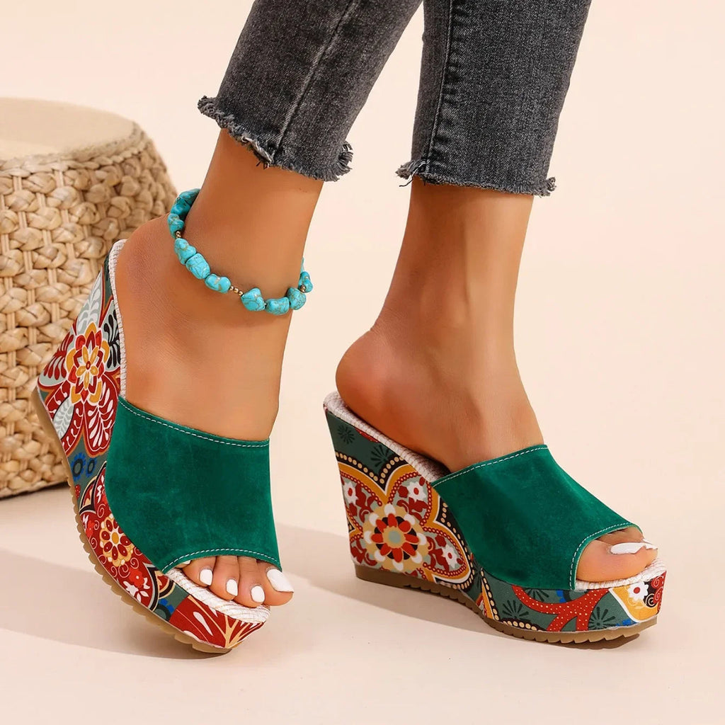 Elegancki welurowy sandał na koturnie boho lato