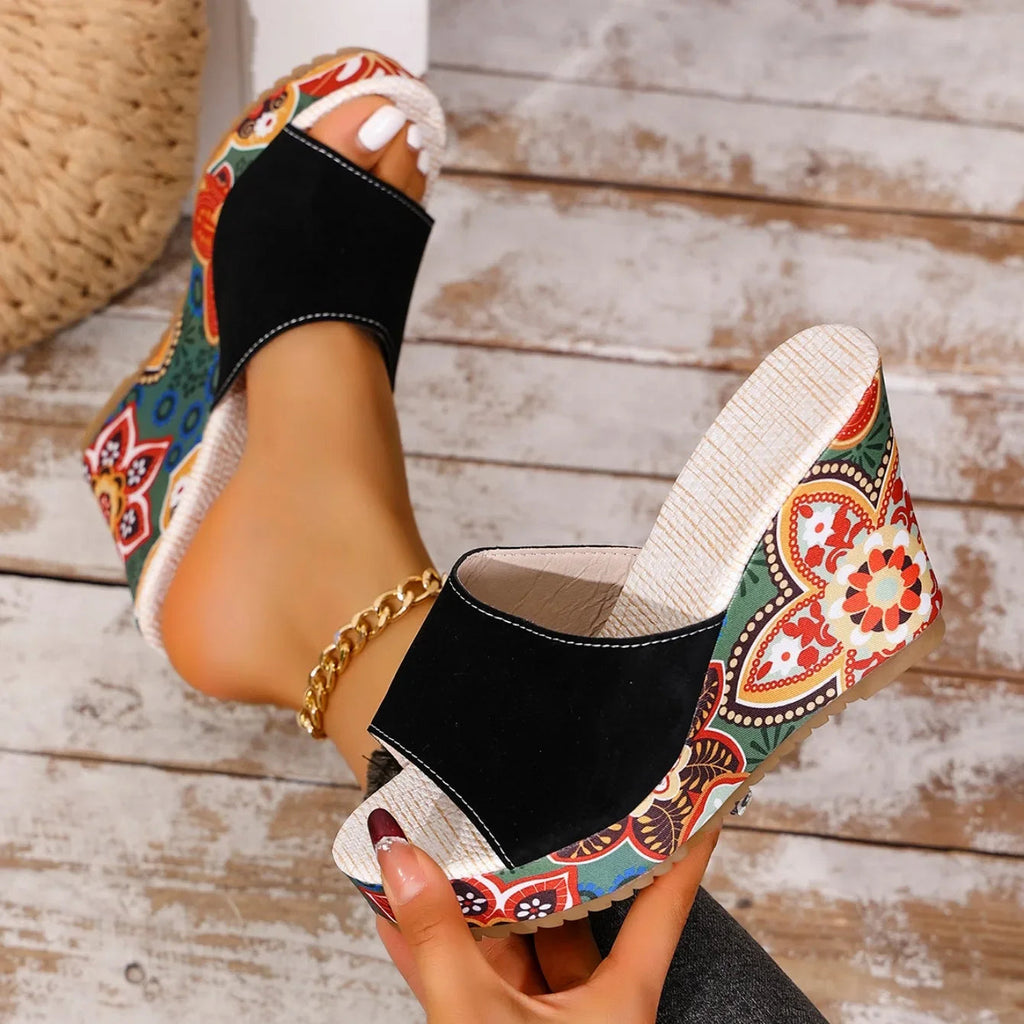 Elegancki welurowy sandał na koturnie boho lato